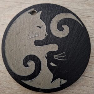 Eigen werk Decoratie  Poes Ying Yang in leisteen diameter 7.5 cm